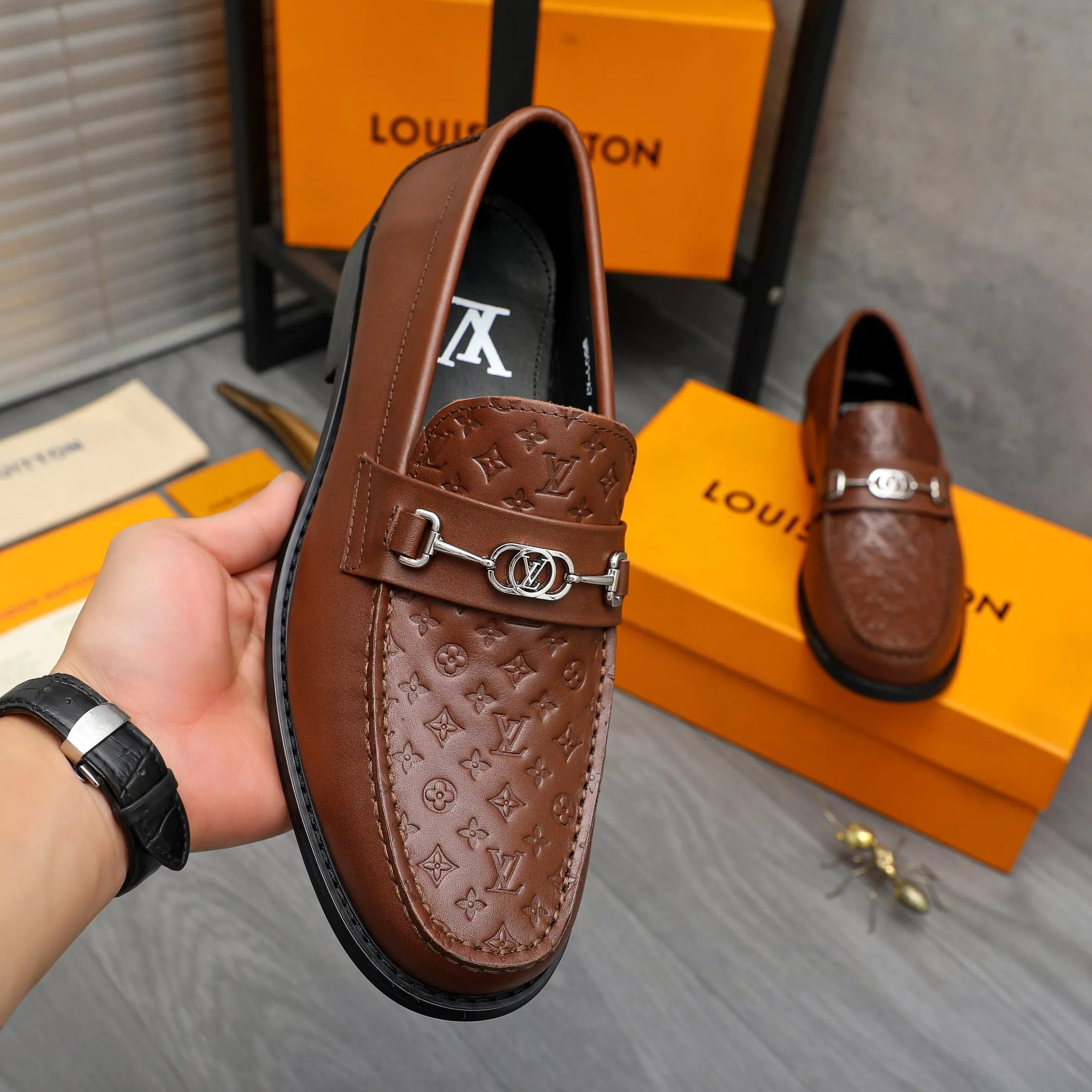 Men's shoes 💰p460 Product trademark: LV (Louis Vuitton) business slip-on leather shoes. Regular size: 38-45 (45 is custom-made and non-returnable) Product materials: Selected high-quality embossed cowhide upper, cowhide lining, original rubber outsole